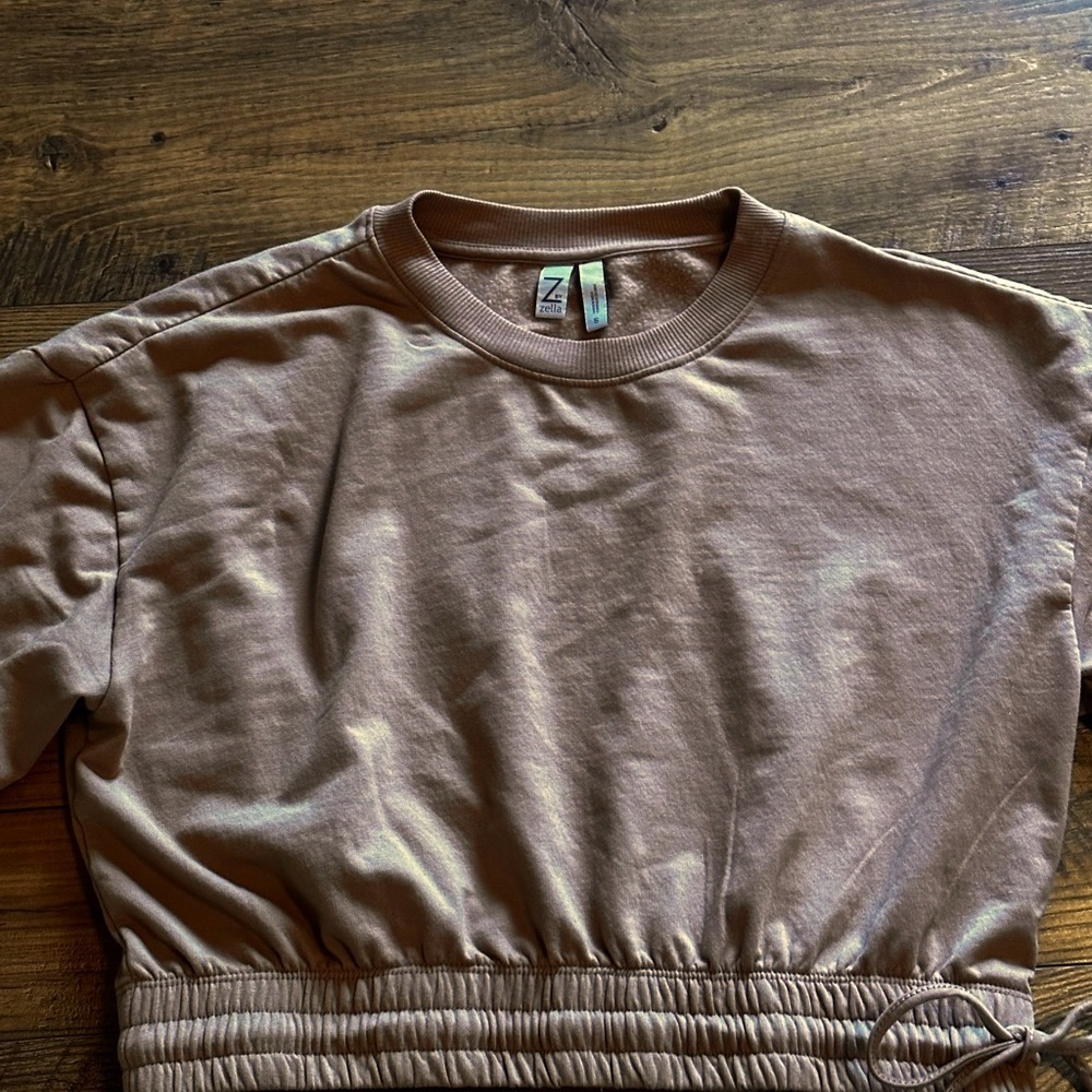 Cute, trendy, cropped long sleeve with tie